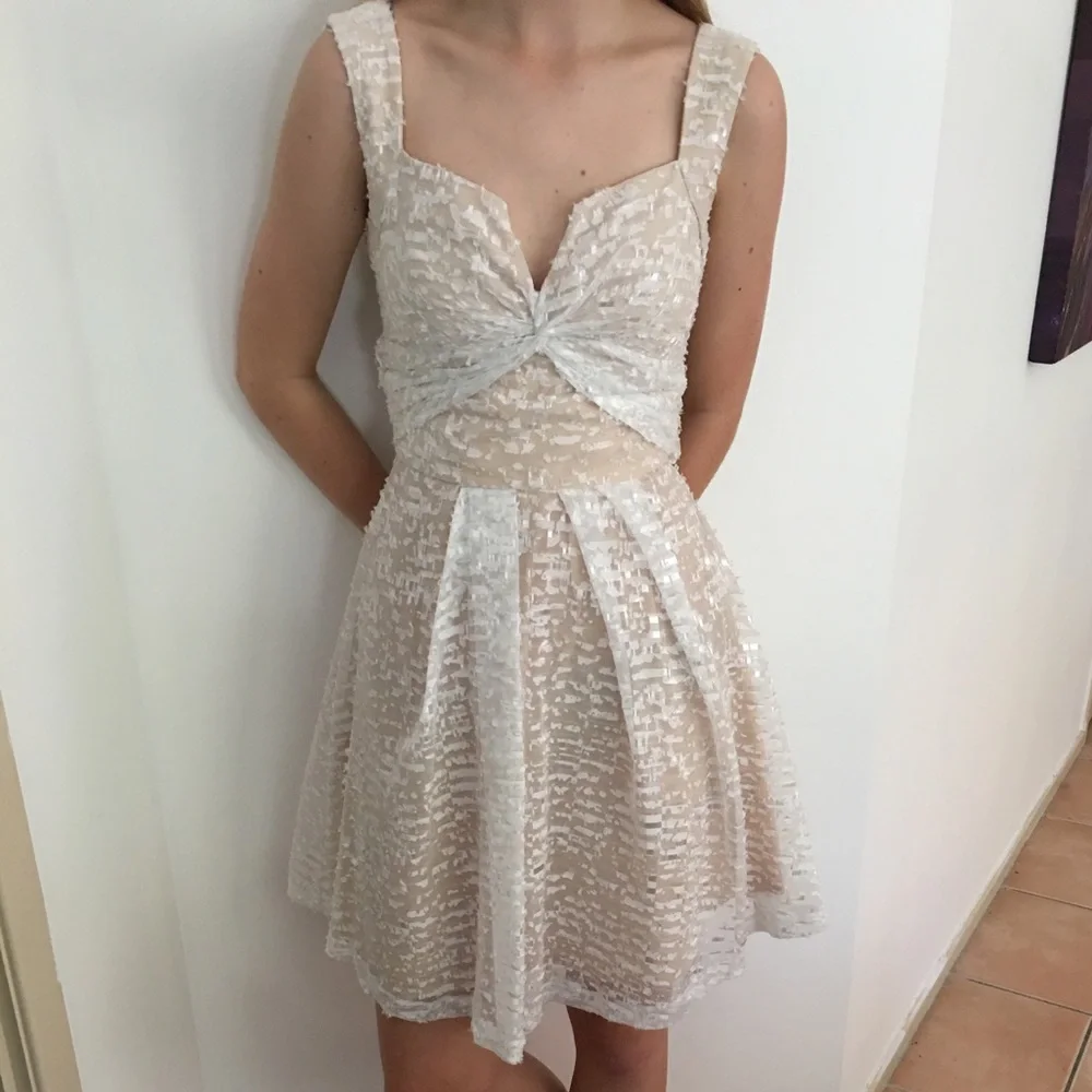 ✨HOST PICK✨ Cue Blush and White Fit and Flare Dress - Picture 1 of 7